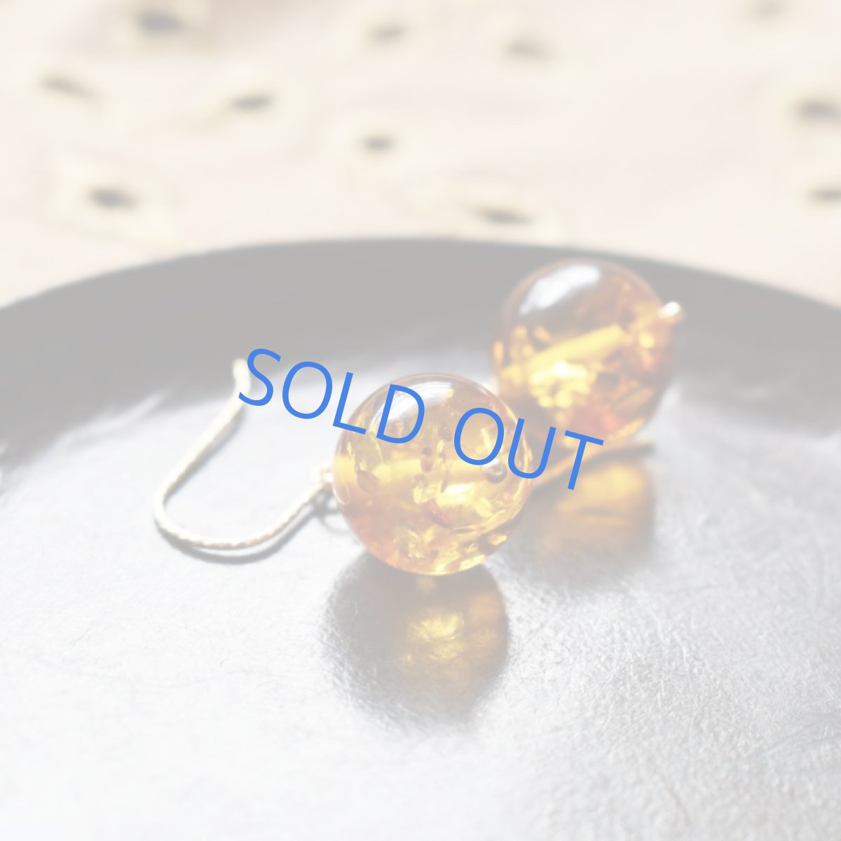 画像1: 【新型再入荷！・イヤリング変更可】大粒　バルティックアンバー(琥珀）ラウンド　一粒　サージカルステンレスピアス  (1)