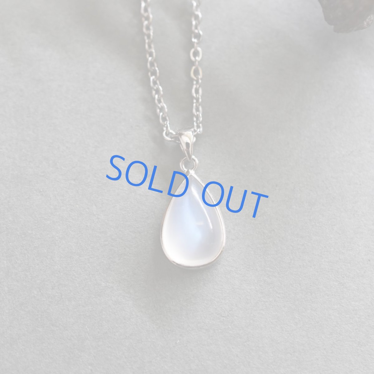 画像2: 【1点もの・ティアD・シルバー】AAA ロイヤルブルームーンストーン(ペリステライト) 約50cmサージカルネックレス (2)