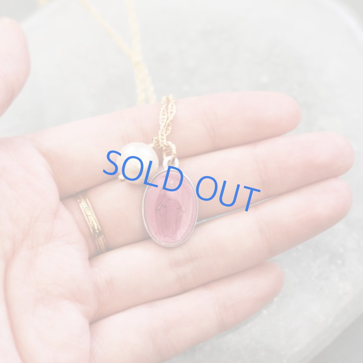 画像5: 【残り1】ベリーピンクメダイ&コットンパール ロングネックレス80cm (5)