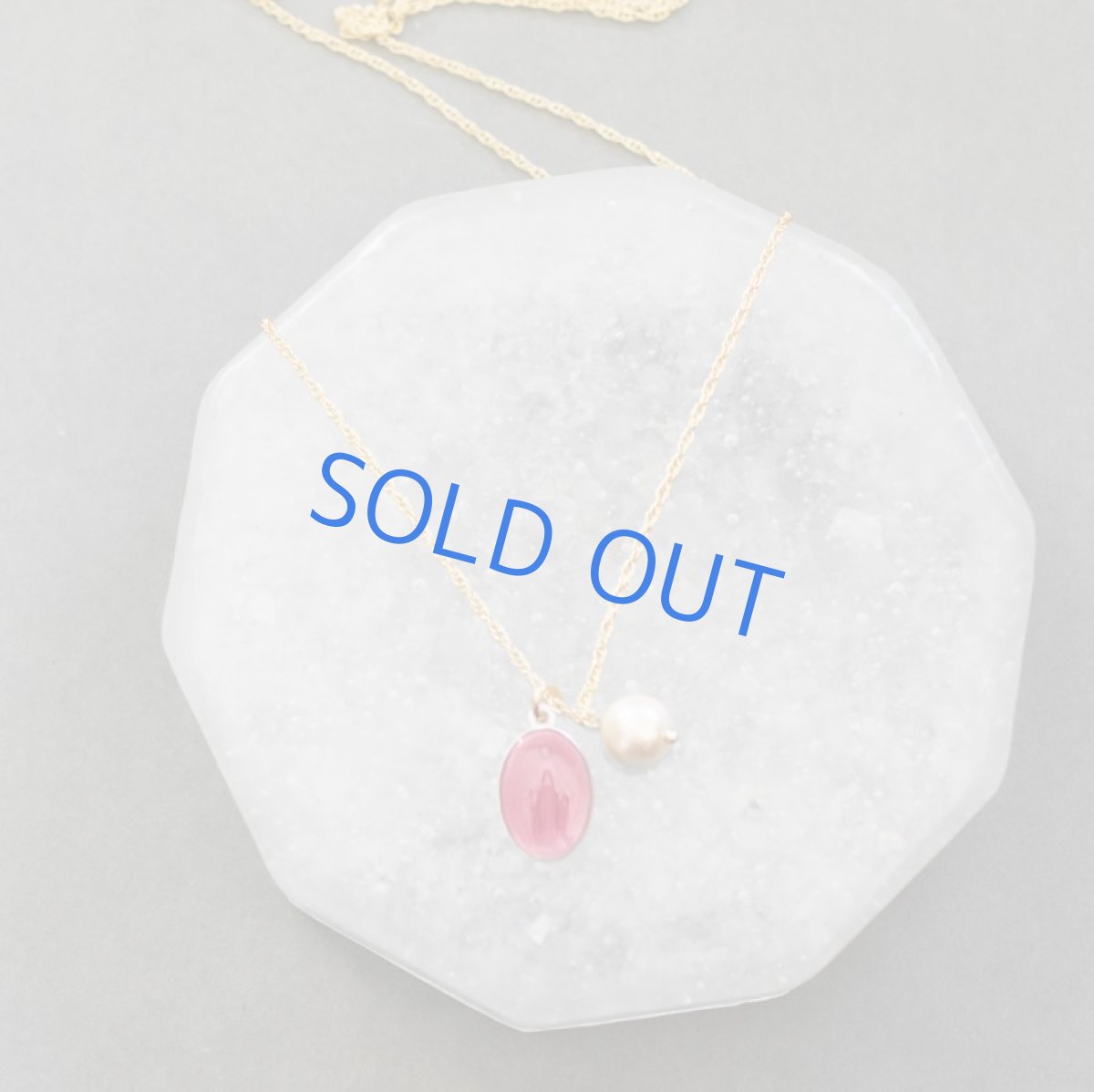 画像2: 【残り1】ベリーピンクメダイ&コットンパール ロングネックレス80cm (2)