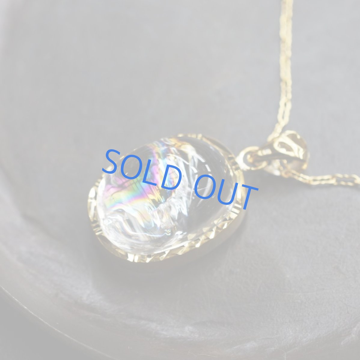 画像2: 【1点もの・オーバルB】幸運を呼ぶ虹色 アイリスクォーツ カボション フレーム 14kgf約50cmチェーンネックレス (2)