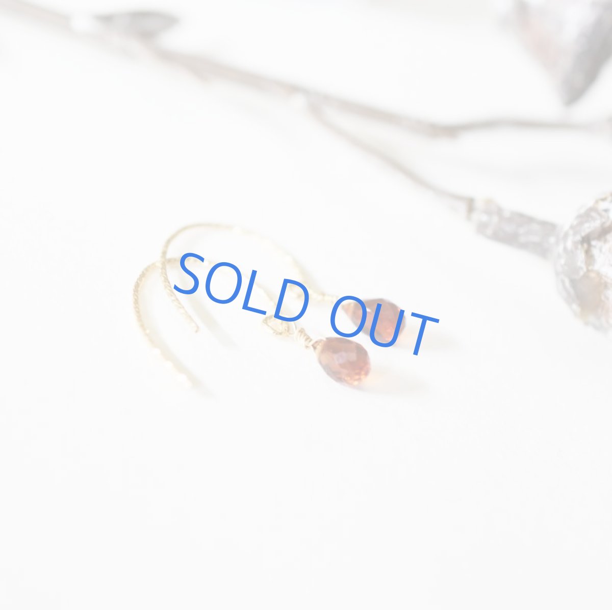 画像2: 【限定数・イヤリング変更可】希少石！マデイラシトリン　ミニドロップ　14KGFグリッターフープフックピアス (2)