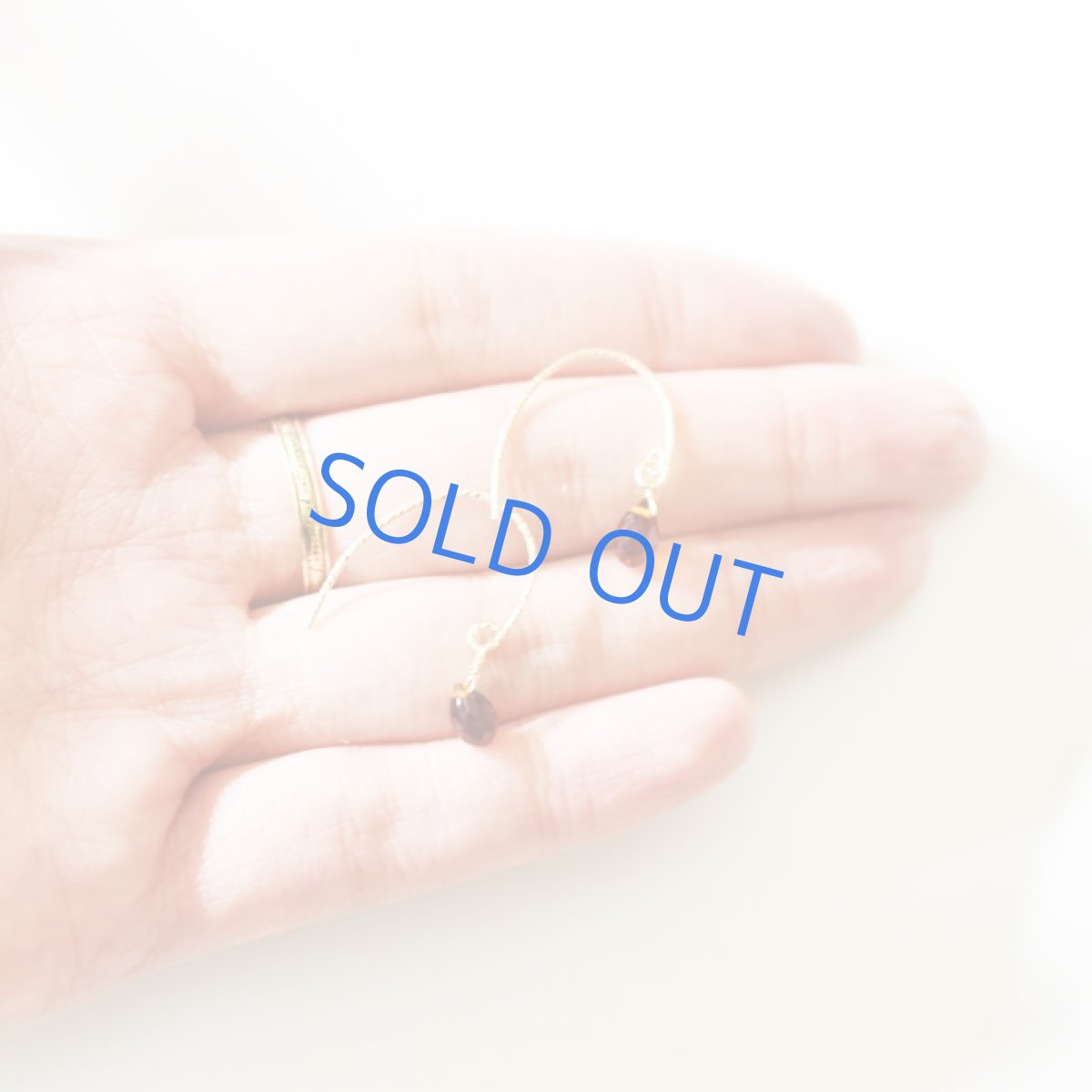 画像5: 【限定数・イヤリング変更可】希少石！マデイラシトリン　ミニドロップ　14KGFグリッターフープフックピアス (5)