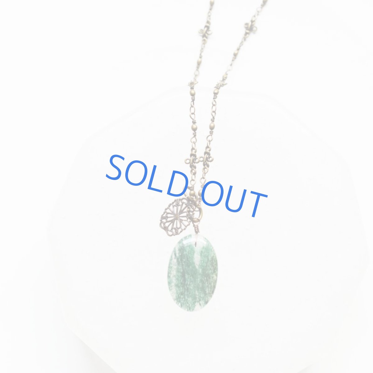 画像2: 【1点もの】グリーンクォーツオーバル アンティークゴールドデザインネックレス約75cm (2)