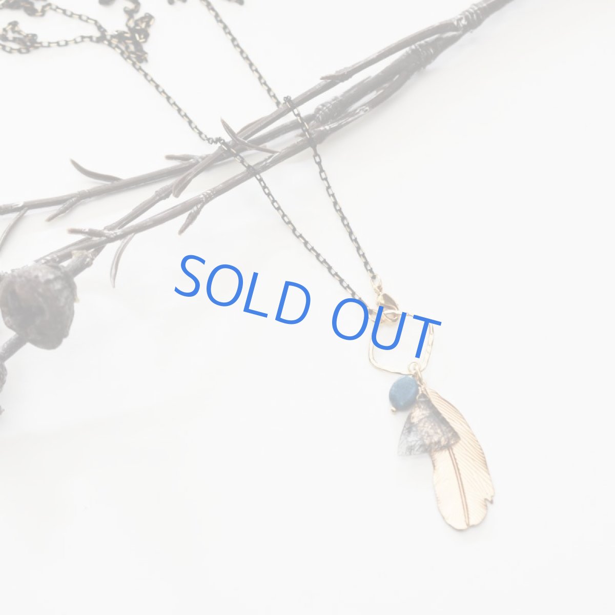 画像2: 【1点もの】ブラックトルマリンインクォーツ  羽根チャーム ブラックゴールドチェーンネックレス約76cm (2)