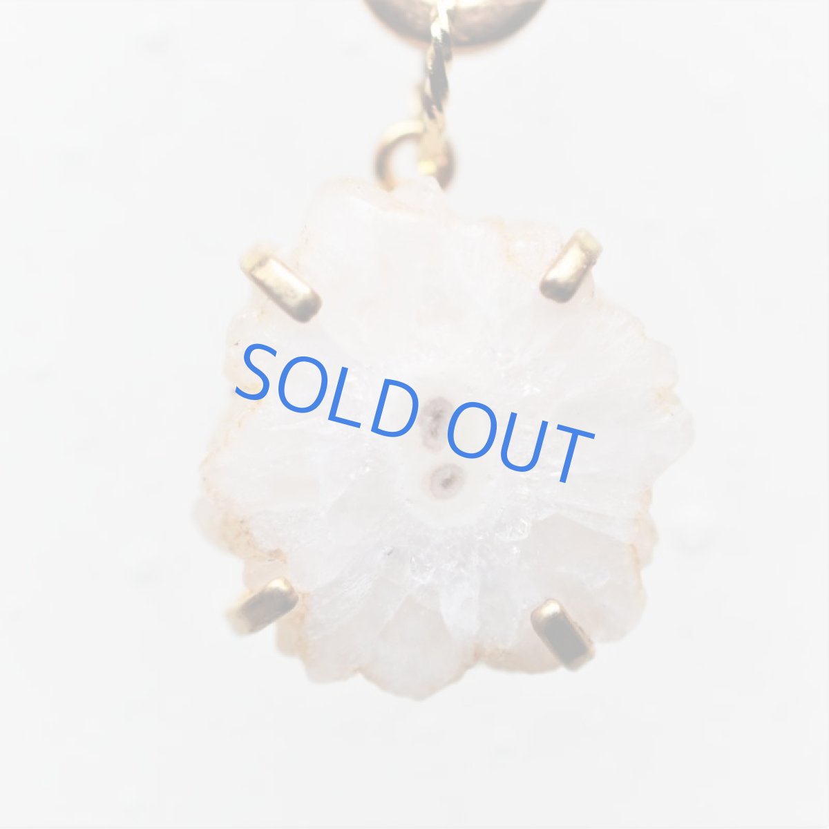 画像2: 【1点もの】ホワイトピーコッククォーツ　フロントマンテル　ゴールドチェーンネックレス約70cm (2)