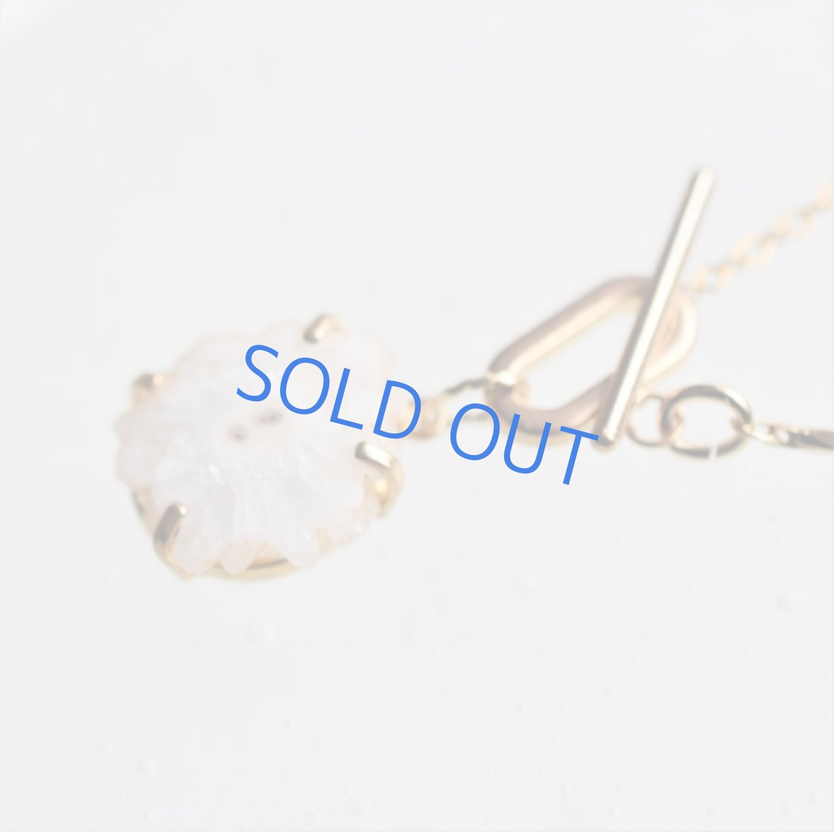 画像3: 【1点もの】ホワイトピーコッククォーツ　フロントマンテル　ゴールドチェーンネックレス約70cm (3)