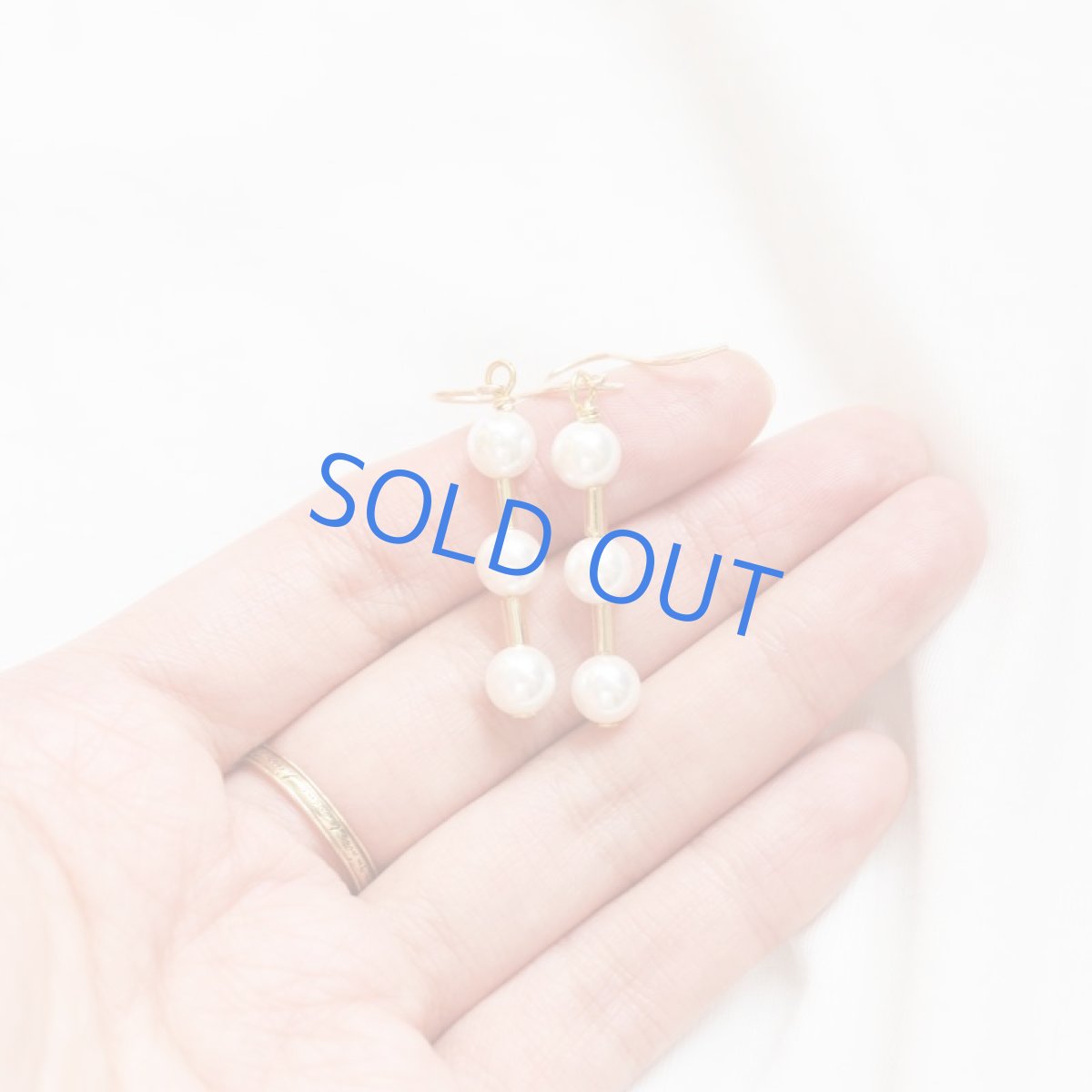 画像4: 【イヤリング変更可・限定数のみ】シェルパール 3連ライン 14KGFピアス  (4)