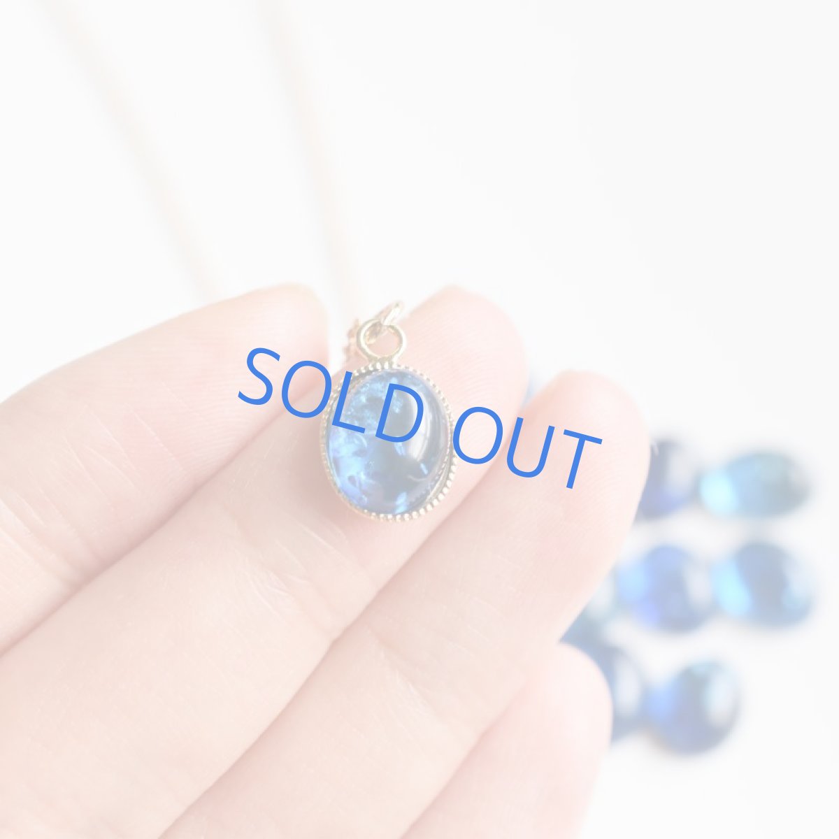 画像3:  【在庫僅少・オーシャンブルー】クラック入り　リトアニア　ブルーアンバー　カボション　サージカルステンレス40cmネックレス (3)