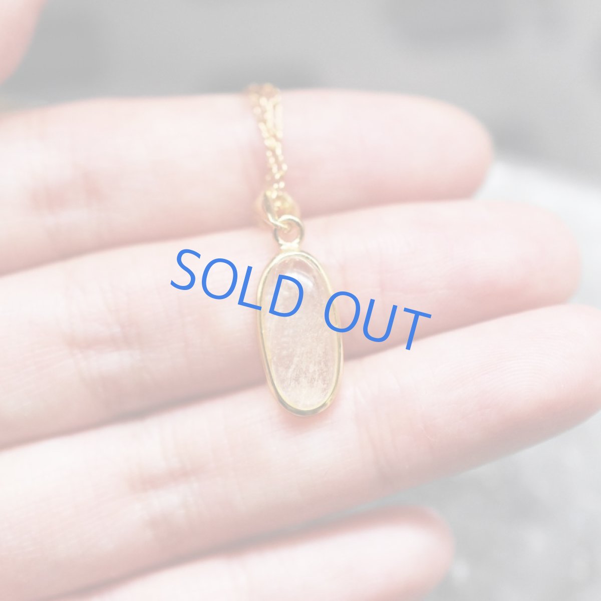 画像3:  【1点もの・オーバル細長B】希少! リビアンデザートグラス ペンダントネックレス 14KGFネックレス50cm (3)