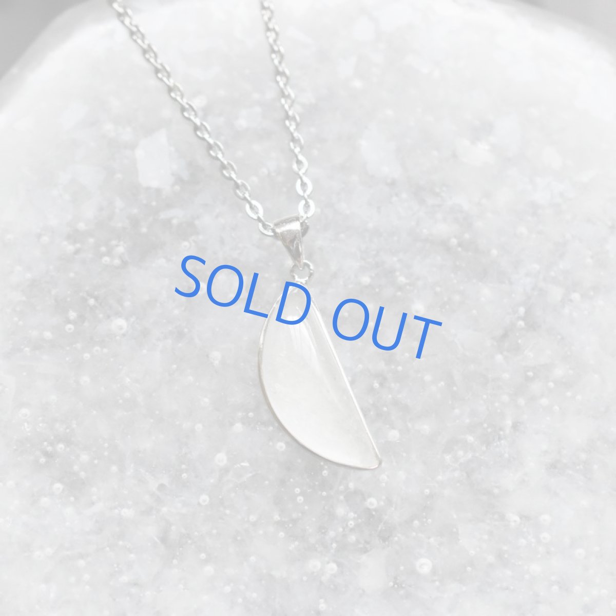 画像6:  【1点もの・三日月E】希少! リビアンデザートグラス ペンダントネックレス サージカルシルバーネックレス50cm (6)