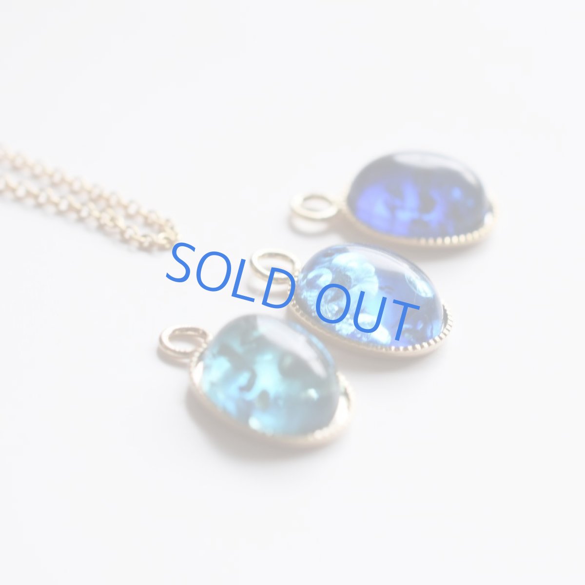 画像6:  【在庫僅少・オーシャンブルー】クラック入り　リトアニア　ブルーアンバー　カボション　サージカルステンレス40cmネックレス (6)