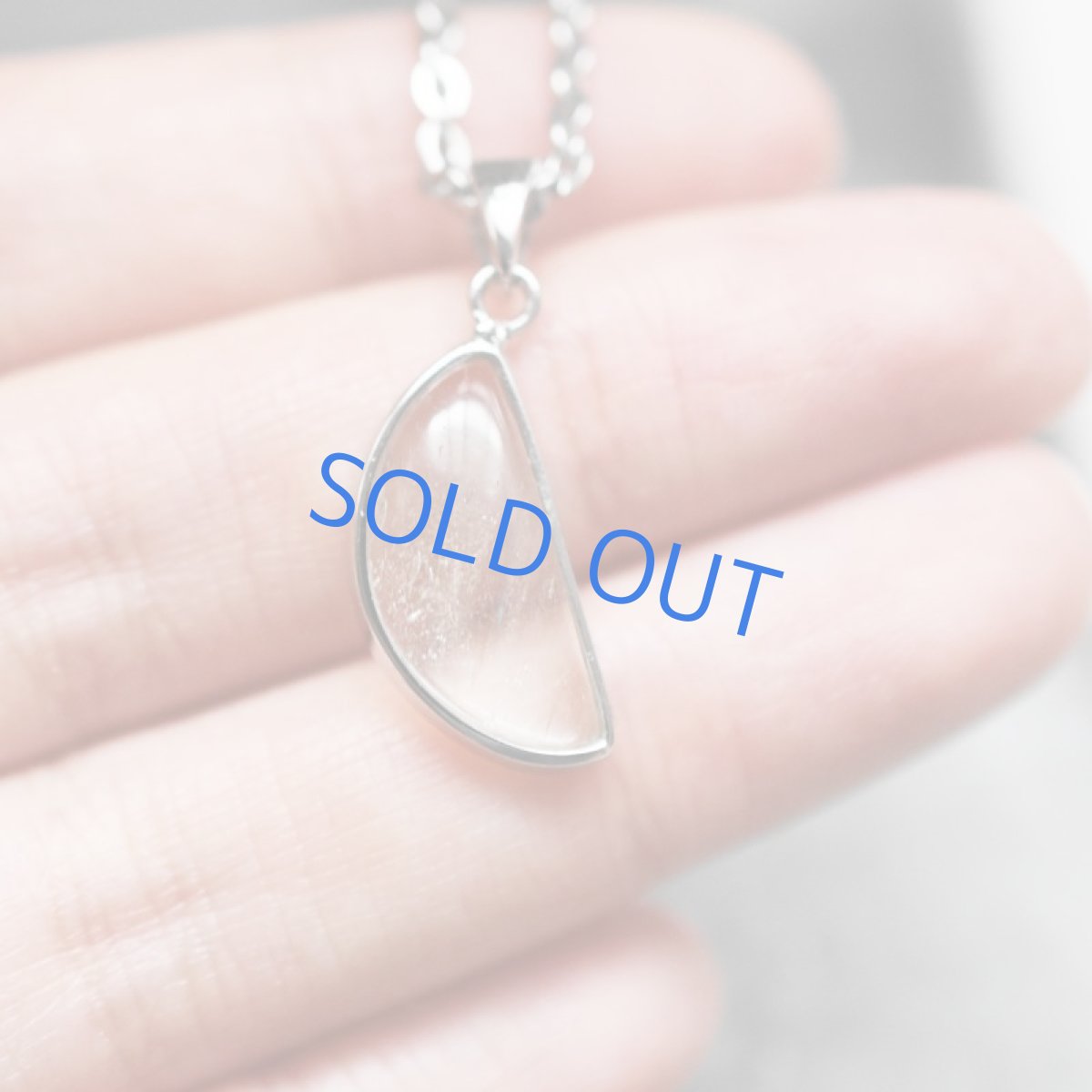 画像3:  【1点もの・ｓ三日月Ｄ】希少！ リビアンデザートグラス　ペンダントネックレス　サージカルシルバーネックレス50cm (3)