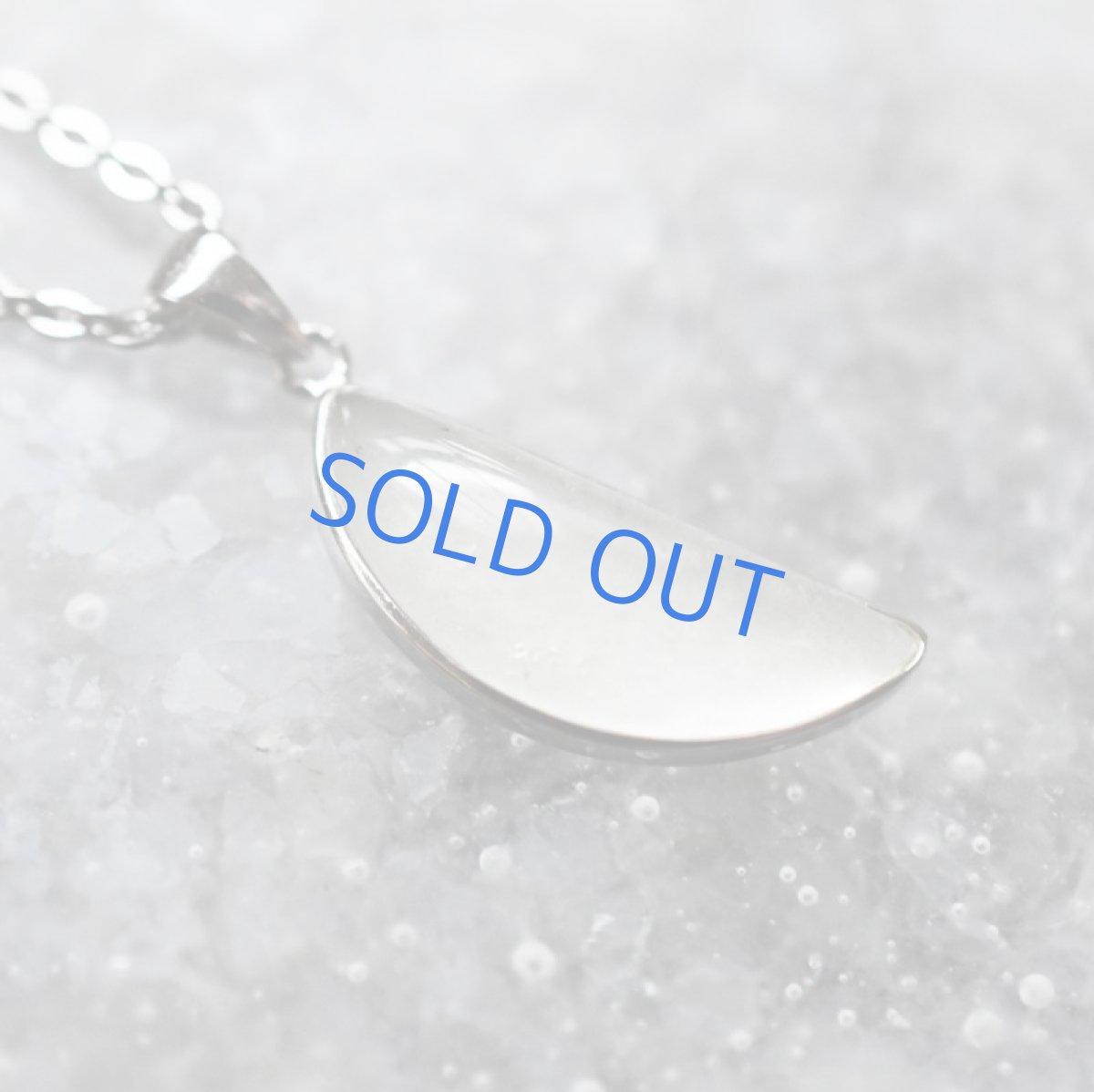 画像2:  【1点もの・三日月E】希少! リビアンデザートグラス ペンダントネックレス サージカルシルバーネックレス50cm (2)