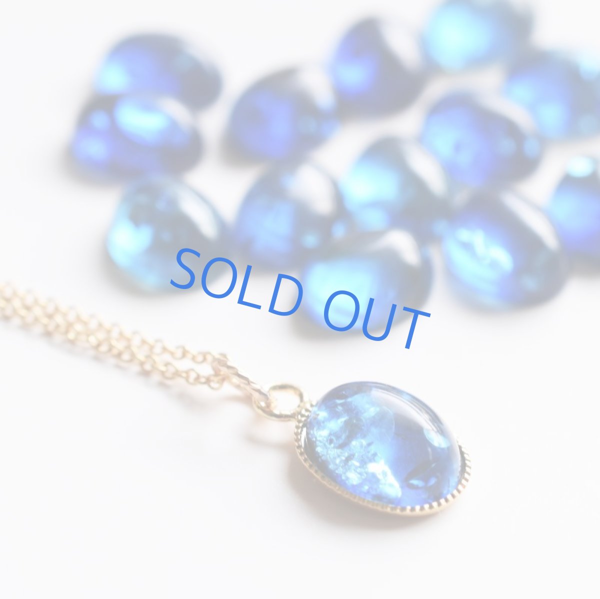 画像1:  【在庫僅少・オーシャンブルー】クラック入り　リトアニア　ブルーアンバー　カボション　サージカルステンレス40cmネックレス (1)