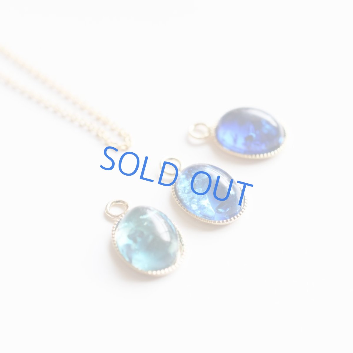 画像8:  【在庫僅少・オーシャンブルー】クラック入り　リトアニア　ブルーアンバー　カボション　サージカルステンレス40cmネックレス (8)