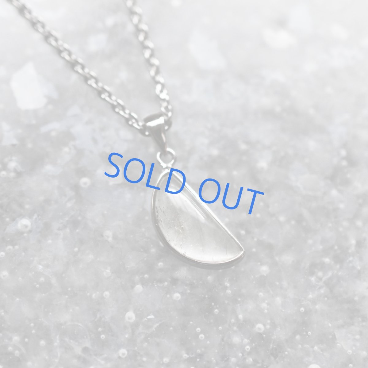 画像4:  【1点もの・ｓ三日月Ｄ】希少！ リビアンデザートグラス　ペンダントネックレス　サージカルシルバーネックレス50cm (4)