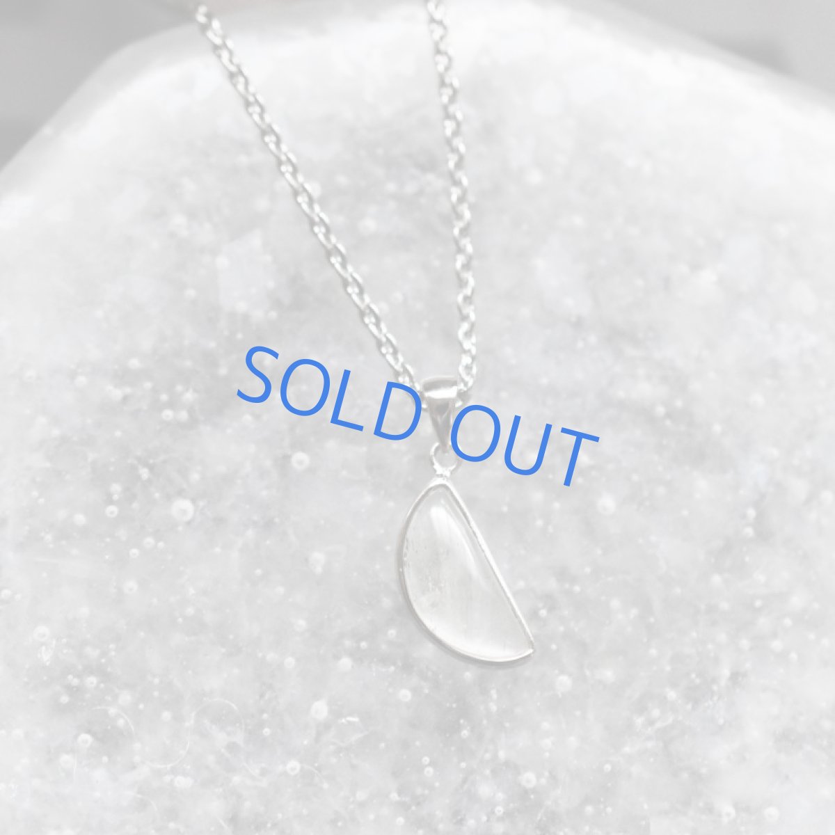 画像6:  【1点もの・ｓ三日月Ｄ】希少！ リビアンデザートグラス　ペンダントネックレス　サージカルシルバーネックレス50cm (6)