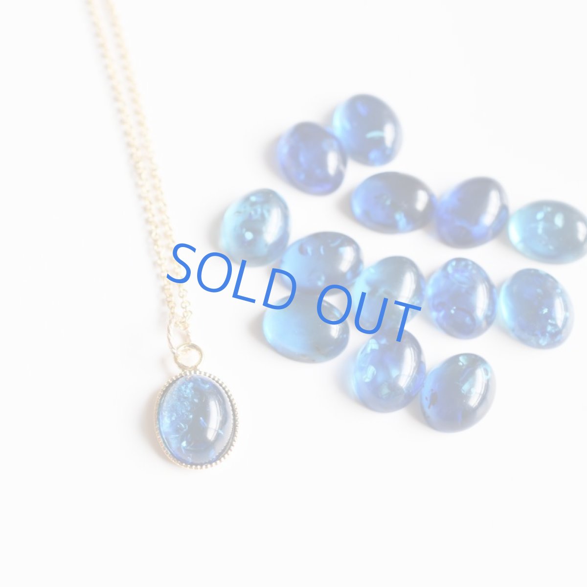 画像4:  【在庫僅少・オーシャンブルー】クラック入り　リトアニア　ブルーアンバー　カボション　サージカルステンレス40cmネックレス (4)