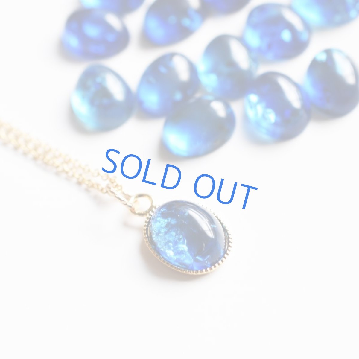 画像5:  【在庫僅少・オーシャンブルー】クラック入り　リトアニア　ブルーアンバー　カボション　サージカルステンレス40cmネックレス (5)