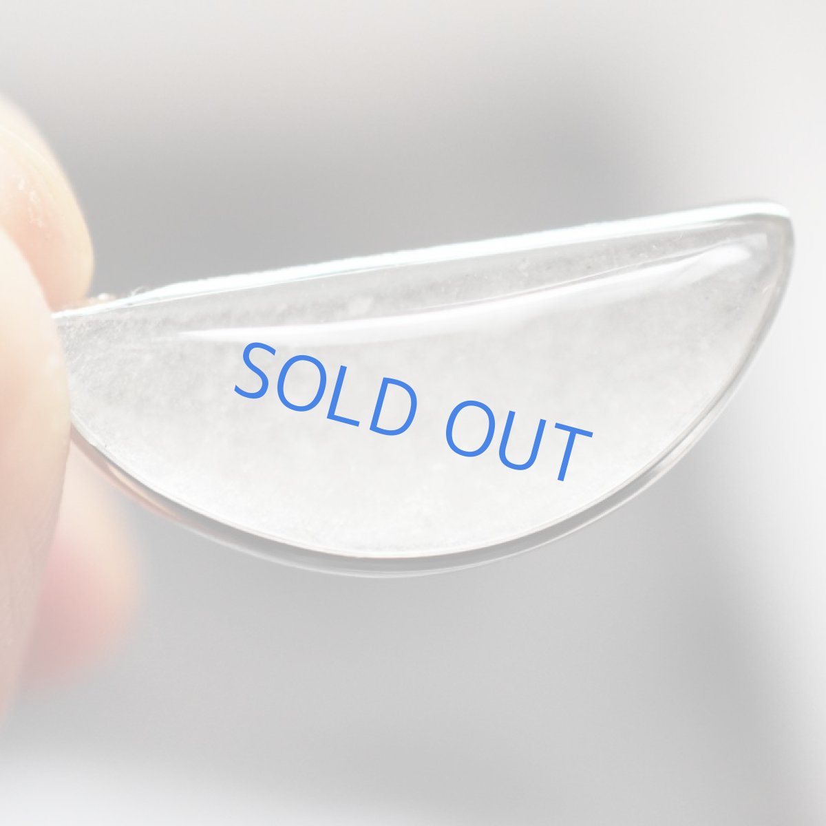 画像3:  【1点もの・三日月E】希少! リビアンデザートグラス ペンダントネックレス サージカルシルバーネックレス50cm (3)