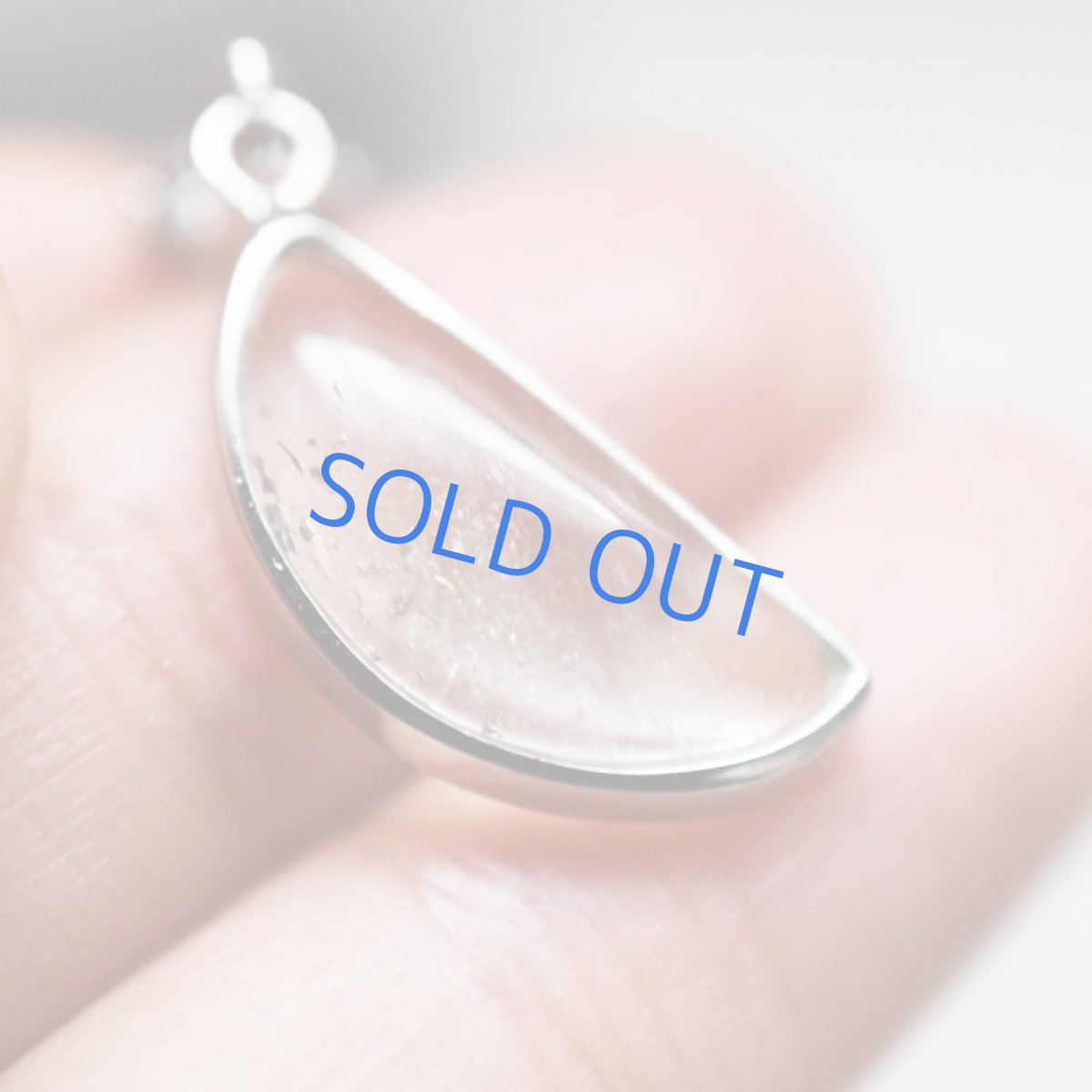 画像5:  【1点もの・ｓ三日月Ｄ】希少！ リビアンデザートグラス　ペンダントネックレス　サージカルシルバーネックレス50cm (5)