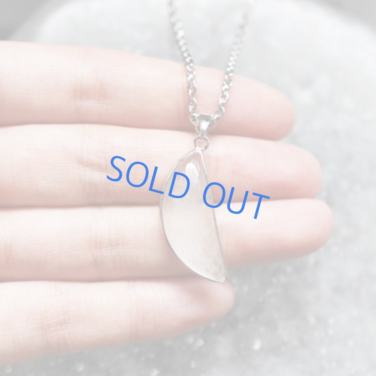 画像4:  【1点もの・三日月E】希少! リビアンデザートグラス ペンダントネックレス サージカルシルバーネックレス50cm (4)