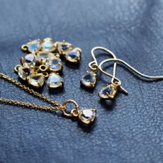 画像10: 【イヤリング可・限定数のみ】ブルーファイア！　宝石用ルース　レインボームーンストーン　サンカクマロンジェム　サージカルステンレスピアス (10)