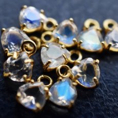 画像2: 【イヤリング可・限定数のみ】ブルーファイア！　宝石用ルース　レインボームーンストーン　サンカクマロンジェム　サージカルステンレスピアス (2)
