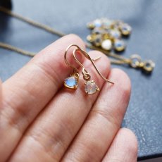 画像8: 【イヤリング可・限定数のみ】ブルーファイア！　宝石用ルース　レインボームーンストーン　サンカクマロンジェム　サージカルステンレスピアス (8)