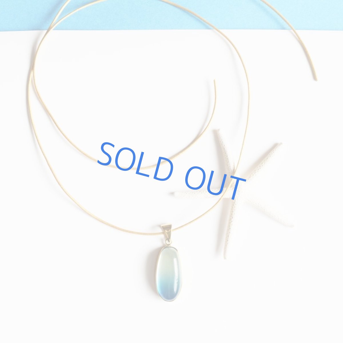 画像4: 半額SALE【限定１・E】超希少石！　海を閉じ込めた　バイカラー　イエロー×ブルーカラーアンバー　ゴールドカラー牛革コード　ロングネックレス　約85cm (4)