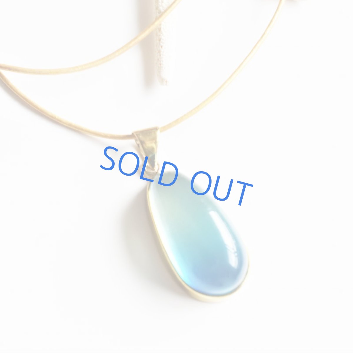 画像5: 【限定1・D】超希少石! 海を閉じ込めた グラデーション サファイアブルーアンバー ゴールドカラー牛革コード ロングネックレス 約85cm (5)