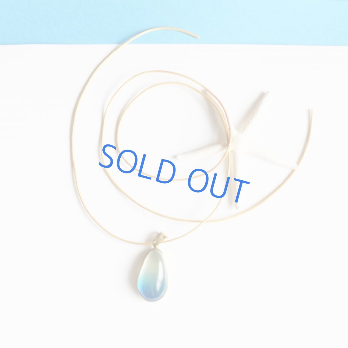 画像6: 【限定1・F】超希少石! 海を閉じ込めた バイカラー イエロー×ブルーカラーアンバー ゴールドカラー牛革コード ロングネックレス 約85cm (6)