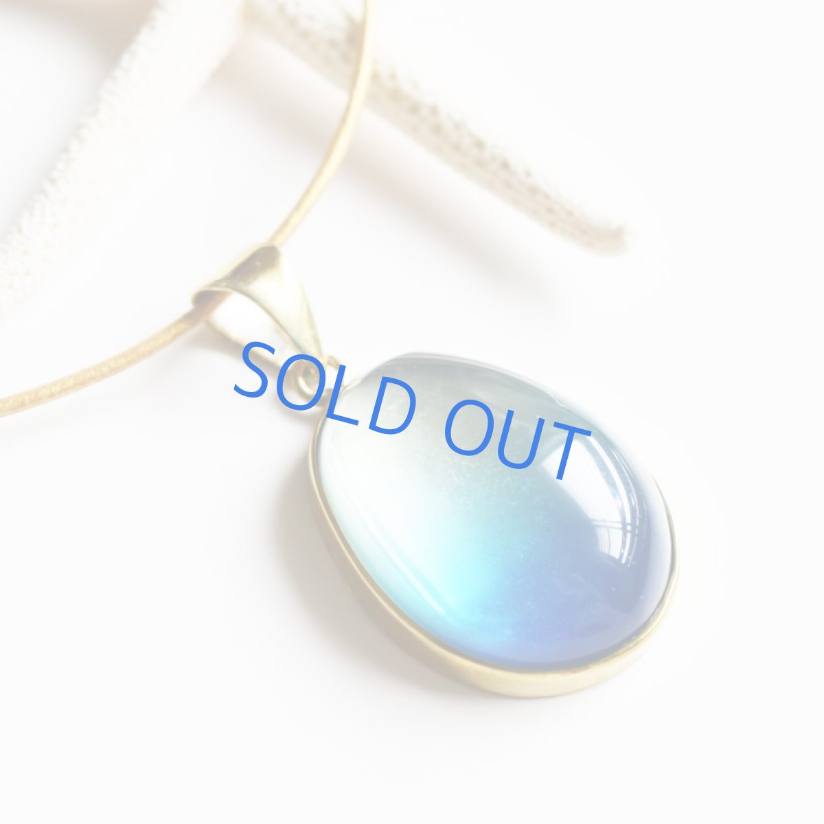 画像6: 【限定1・A】超希少石! 海を閉じ込めた グラデーション 超大粒ブルーアンバー ゴールドカラー牛革コード ロングネックレス 約85cm (6)