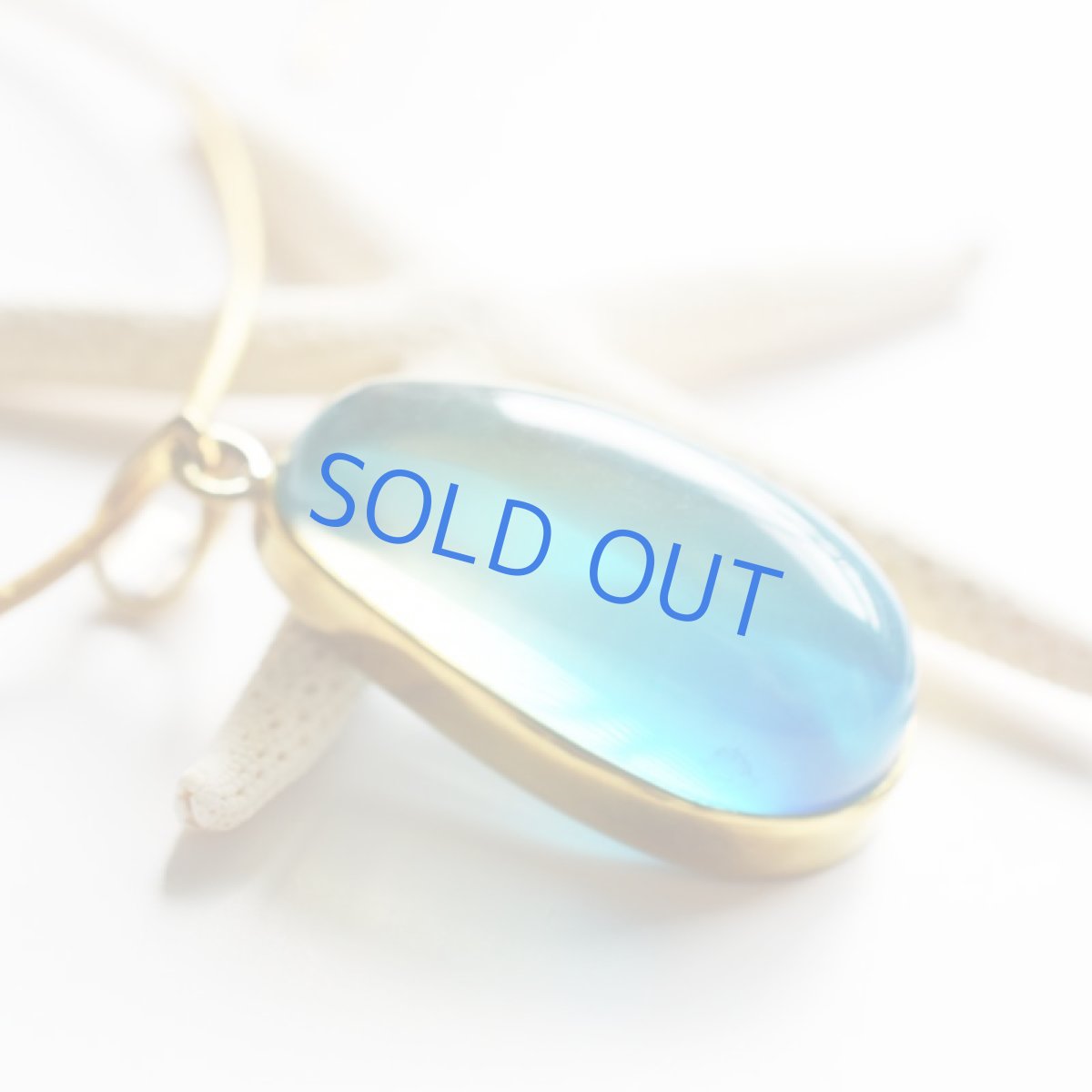 画像2: 【限定1・D】超希少石! 海を閉じ込めた グラデーション サファイアブルーアンバー ゴールドカラー牛革コード ロングネックレス 約85cm (2)