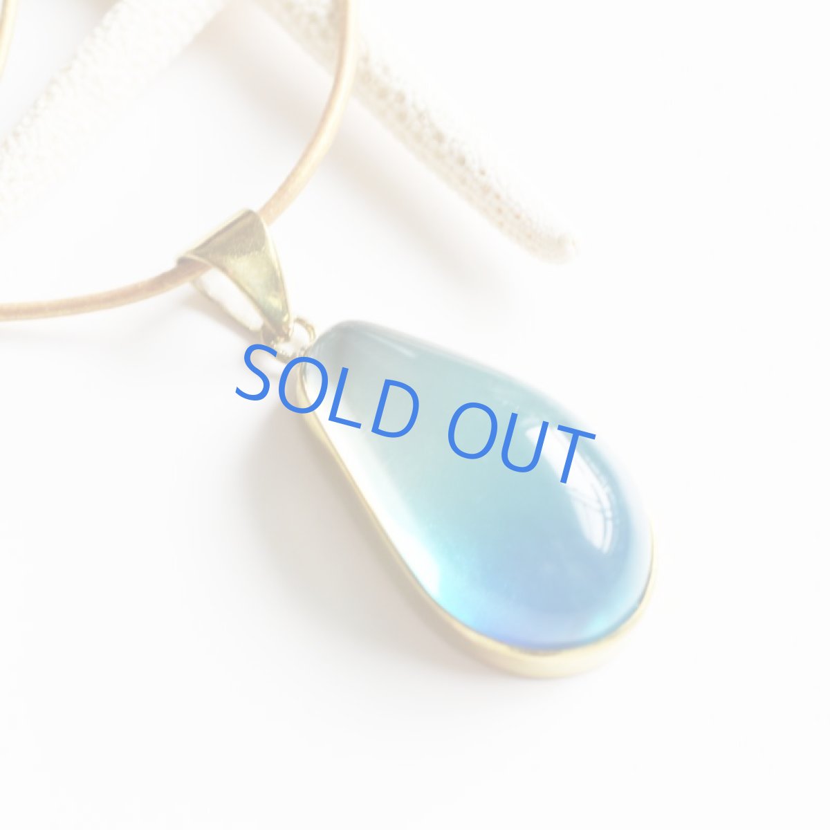 画像6: 【限定1・B】超希少石! 海を閉じ込めた バイカラー イエロー×ブルーカラーアンバー ゴールドカラー牛革コード ロングネックレス 約85cm (6)