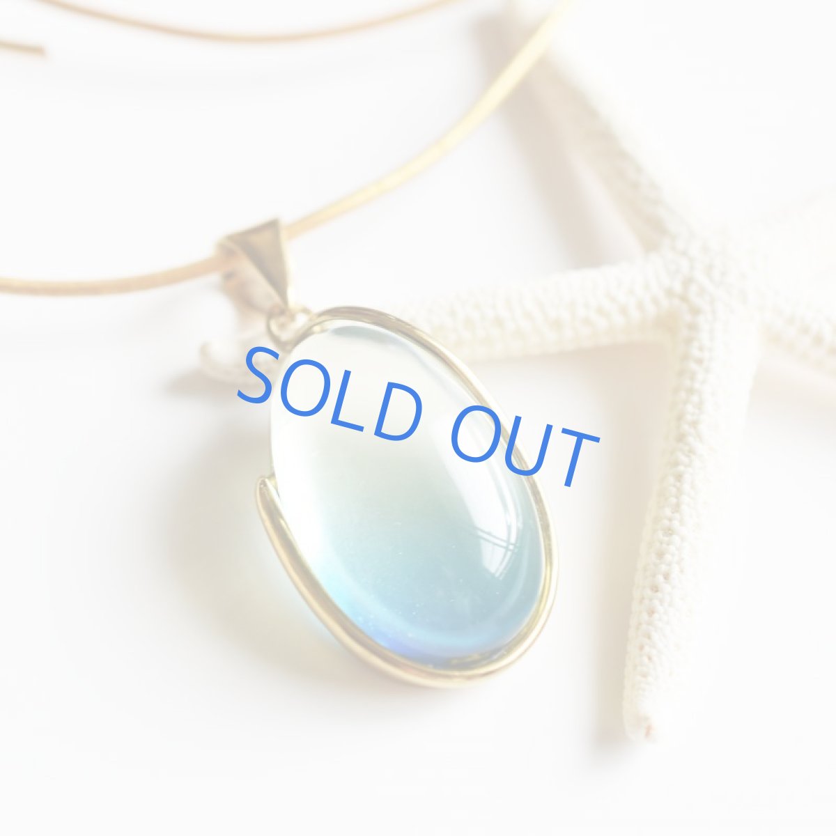 画像5: 【限定1・G】超希少石! 海を閉じ込めた グラデーション サファイアブルーアンバー ゴールドカラー牛革コード ロングネックレス 約85cm (5)