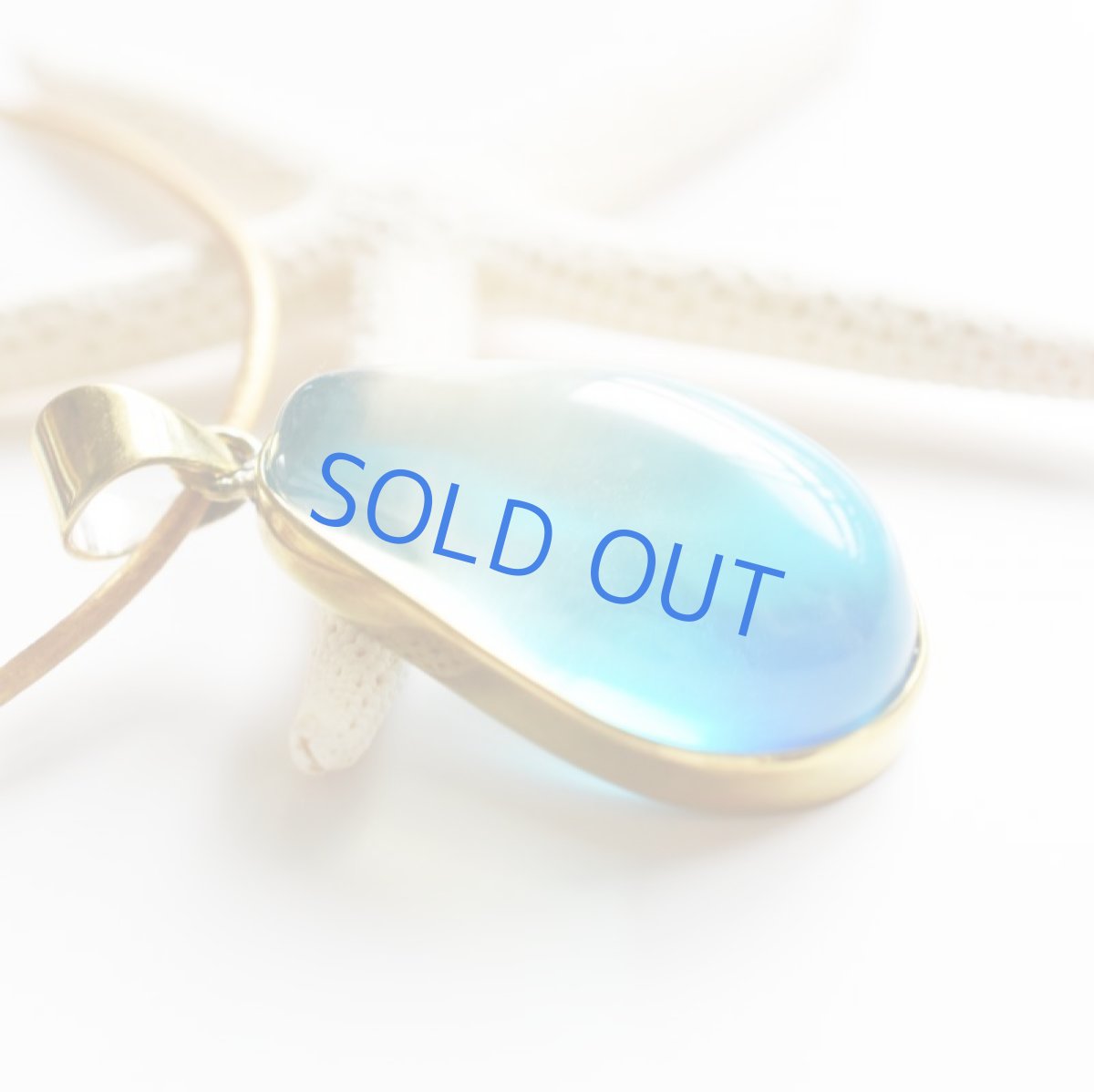 画像2: 【限定1・B】超希少石! 海を閉じ込めた バイカラー イエロー×ブルーカラーアンバー ゴールドカラー牛革コード ロングネックレス 約85cm (2)