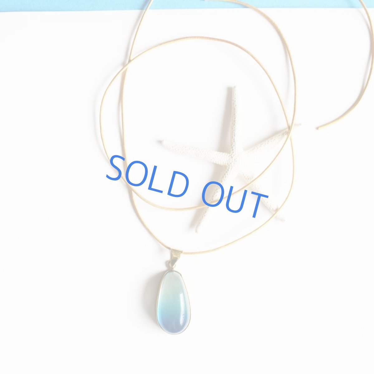 画像3: 【限定1・D】超希少石! 海を閉じ込めた グラデーション サファイアブルーアンバー ゴールドカラー牛革コード ロングネックレス 約85cm (3)