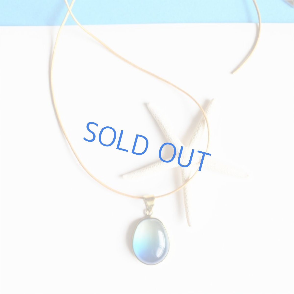 画像4: 【限定1・A】超希少石! 海を閉じ込めた グラデーション 超大粒ブルーアンバー ゴールドカラー牛革コード ロングネックレス 約85cm (4)