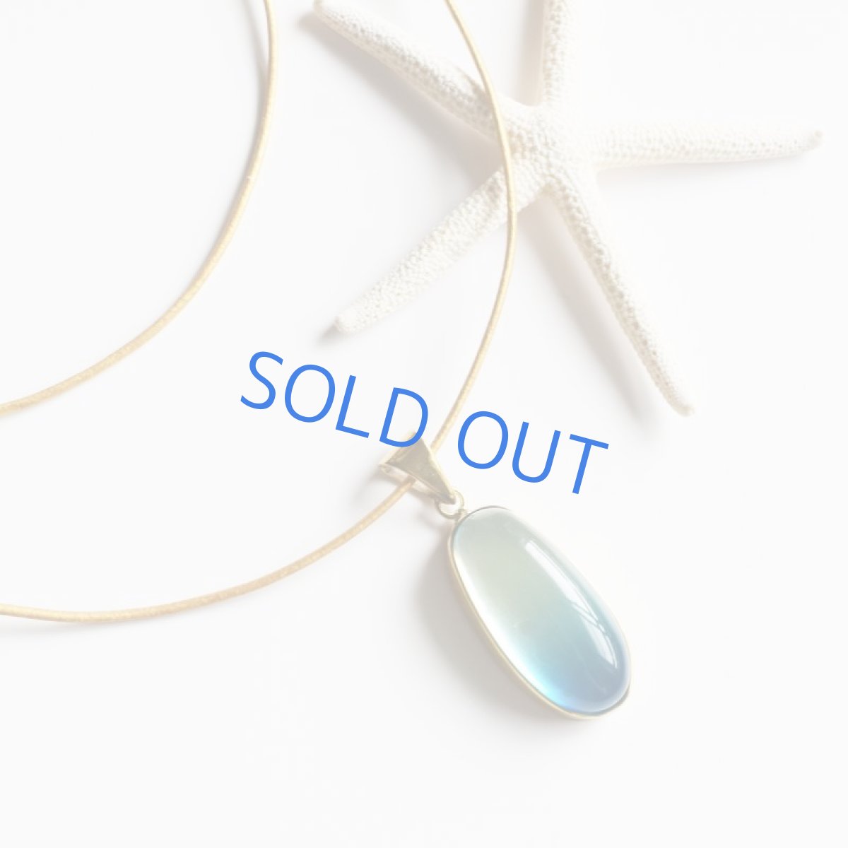 画像5: 半額SALE【限定１・E】超希少石！　海を閉じ込めた　バイカラー　イエロー×ブルーカラーアンバー　ゴールドカラー牛革コード　ロングネックレス　約85cm (5)