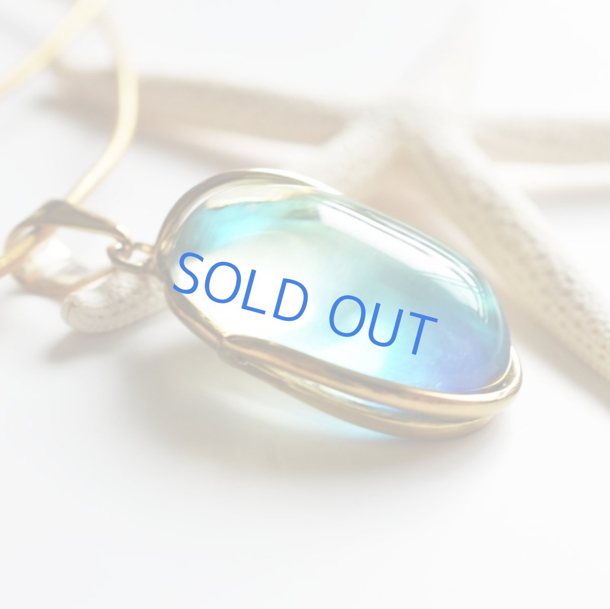 画像4: 【限定1・G】超希少石! 海を閉じ込めた グラデーション サファイアブルーアンバー ゴールドカラー牛革コード ロングネックレス 約85cm (4)