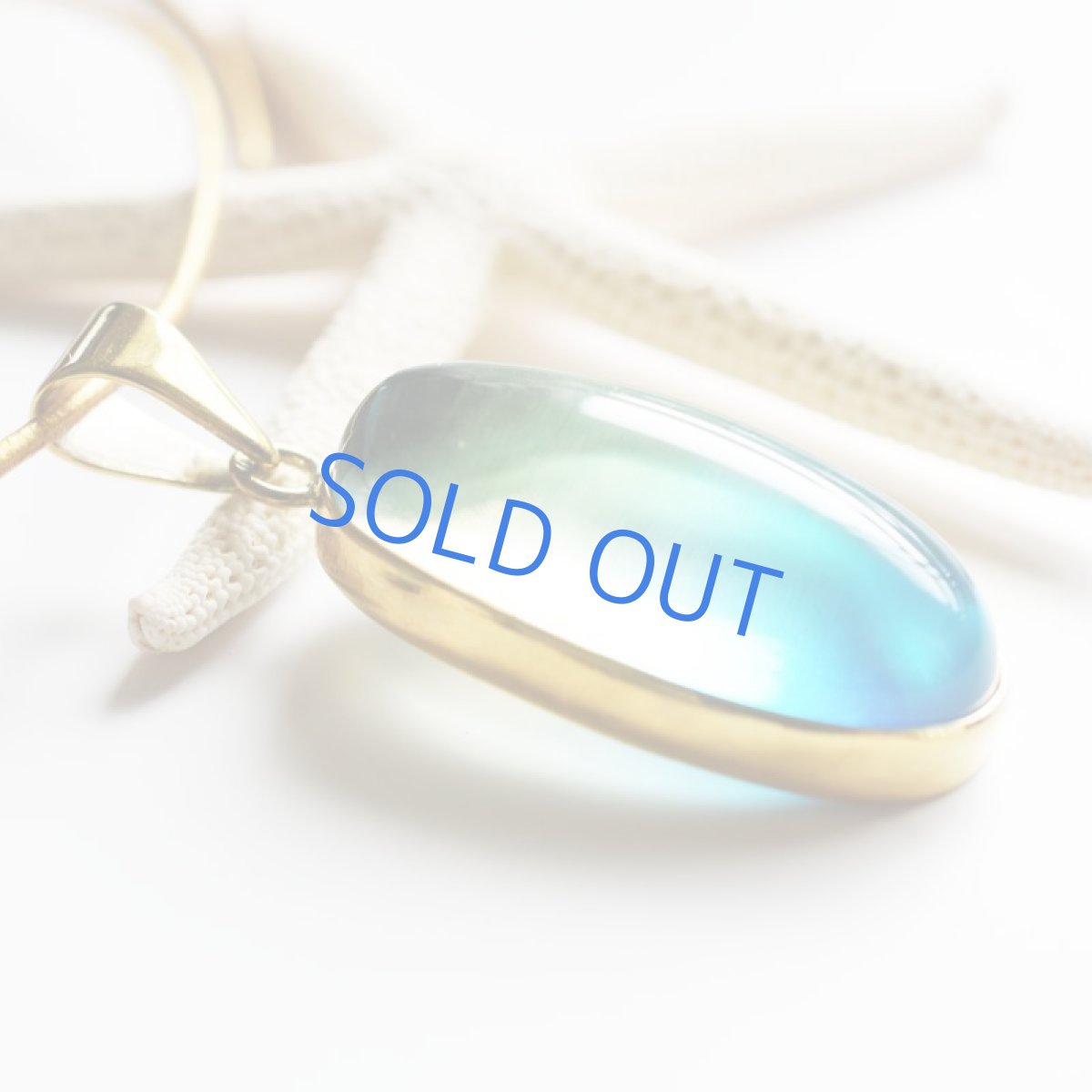 画像3: 半額SALE【限定１・E】超希少石！　海を閉じ込めた　バイカラー　イエロー×ブルーカラーアンバー　ゴールドカラー牛革コード　ロングネックレス　約85cm (3)