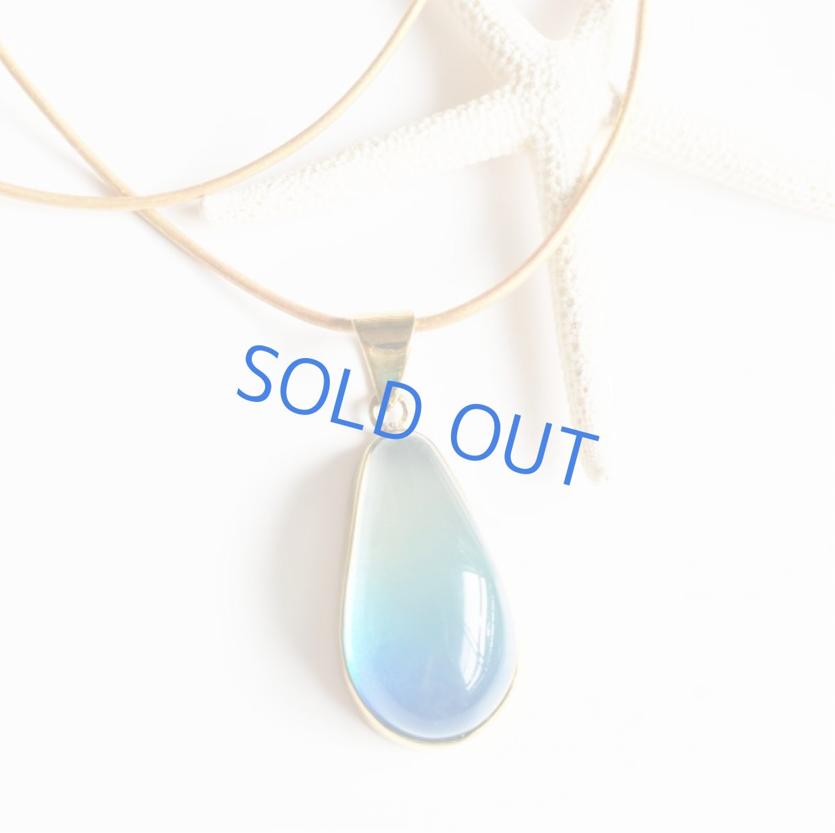 画像4: 【限定1・B】超希少石! 海を閉じ込めた バイカラー イエロー×ブルーカラーアンバー ゴールドカラー牛革コード ロングネックレス 約85cm (4)