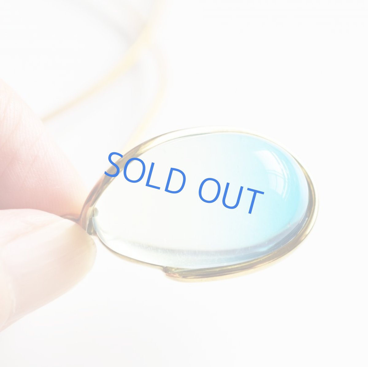 画像2: 【限定1・G】超希少石! 海を閉じ込めた グラデーション サファイアブルーアンバー ゴールドカラー牛革コード ロングネックレス 約85cm (2)