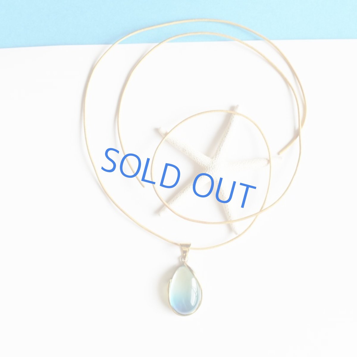 画像7: 【限定1・G】超希少石! 海を閉じ込めた グラデーション サファイアブルーアンバー ゴールドカラー牛革コード ロングネックレス 約85cm (7)