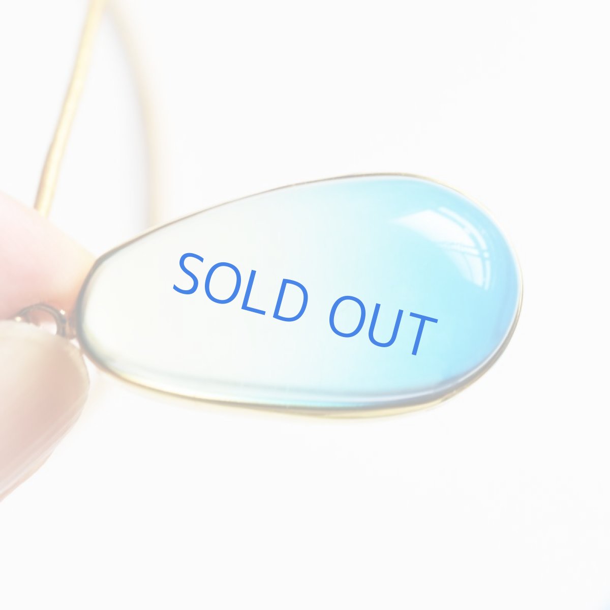 画像4: 【限定1・D】超希少石! 海を閉じ込めた グラデーション サファイアブルーアンバー ゴールドカラー牛革コード ロングネックレス 約85cm (4)