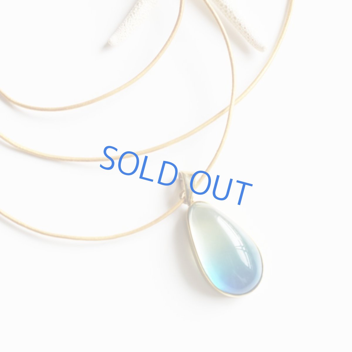 画像4: 【限定1・F】超希少石! 海を閉じ込めた バイカラー イエロー×ブルーカラーアンバー ゴールドカラー牛革コード ロングネックレス 約85cm (4)