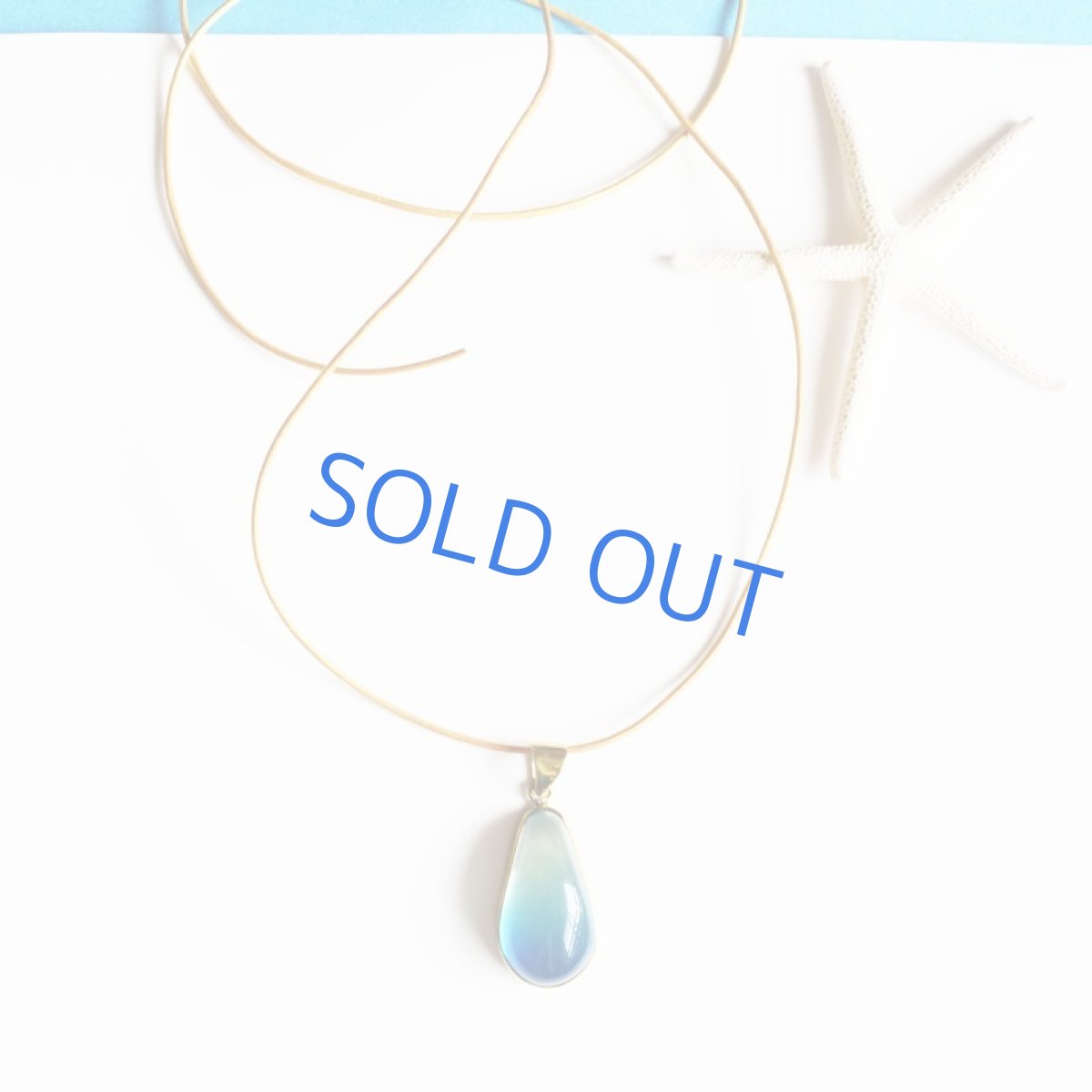 画像5: 【限定1・B】超希少石! 海を閉じ込めた バイカラー イエロー×ブルーカラーアンバー ゴールドカラー牛革コード ロングネックレス 約85cm (5)