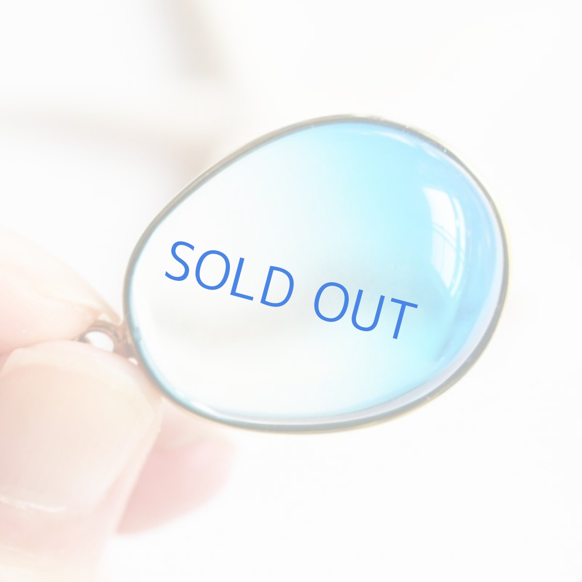 画像2: 【限定1・A】超希少石! 海を閉じ込めた グラデーション 超大粒ブルーアンバー ゴールドカラー牛革コード ロングネックレス 約85cm (2)